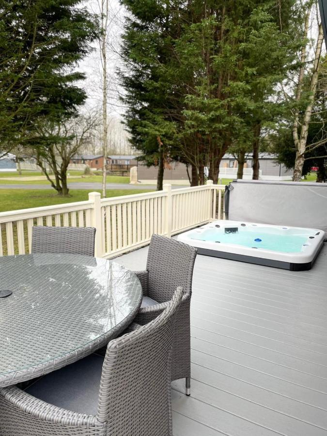 Lotus Lodge With Hot Tub York Ngoại thất bức ảnh