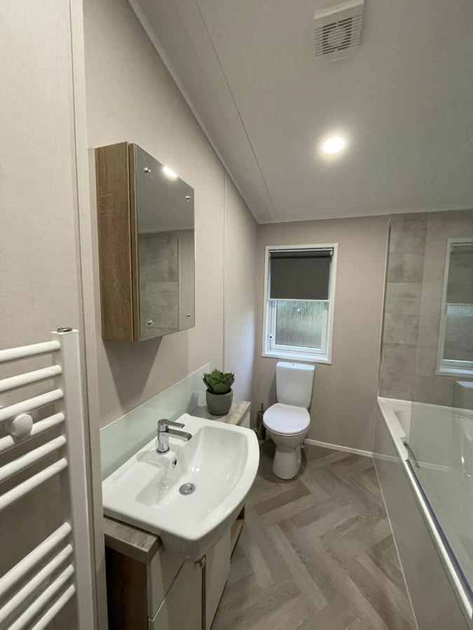 Lotus Lodge With Hot Tub York Ngoại thất bức ảnh
